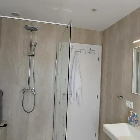 Figaro Pogled Od Milijun Dolara, 2 Tusa, 2 Wc